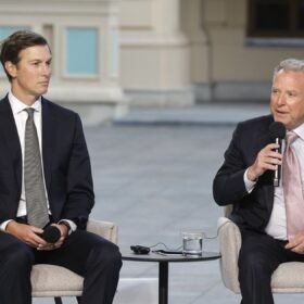 Witkoffas spaudžiamas iš abiejų pusių: kodėl Trumpas vis dar jo neatitraukia nuo derybų