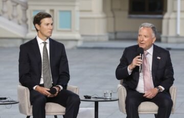 Witkoffas spaudžiamas iš abiejų pusių: kodėl Trumpas vis dar jo neatitraukia nuo derybų