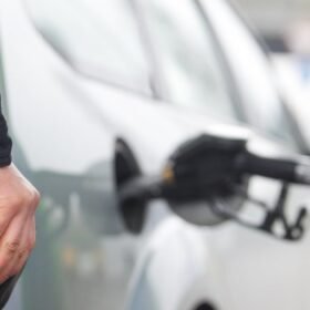 Šaltis kerta elektromobilių ridą: 8 patikros, kurios gali išgelbėti žiemos keliones