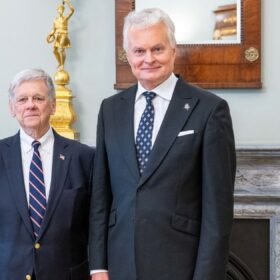 Nausėda perspėja dėl Baltarusijos: kalinių paleidimas nepanaikina grėsmių