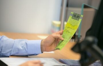 Svarbus pokytis perkant automobilį: „Regitra“ sutartį leis užpildyti tiesiog internete