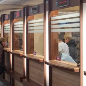 Šaltis kerta elektromobilių ridą: 8 patikros, kurios gali išgelbėti žiemos keliones