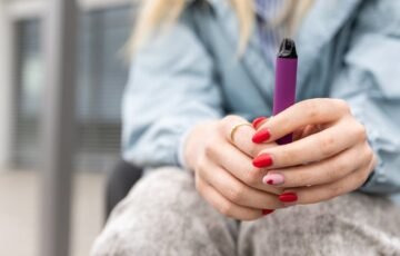 Vienkartinių e. cigarečių draudimas vėl sustojo: Seimas sprendimą atidėjo dar savaitei