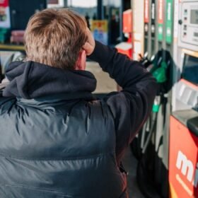 Dyzelinas Lietuvoje muša kainų rekordus: Vyriausybė siūlo vairuotojams ieškoti pigesnių degalinių