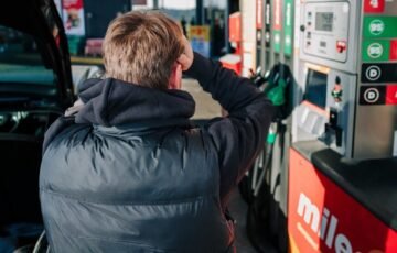 Dyzelinas Lietuvoje muša kainų rekordus: Vyriausybė siūlo vairuotojams ieškoti pigesnių degalinių