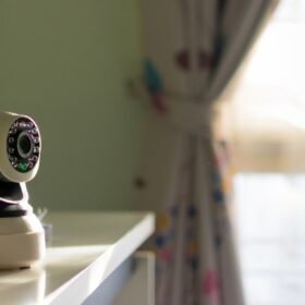 Kamera svetainėje atskleidė skaudžią tiesą: vyrą su aukle žmona užfiksavo dukrai žiūrint televizorių