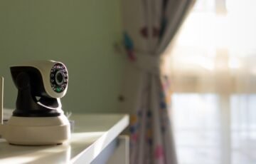 Kamera svetainėje atskleidė skaudžią tiesą: vyrą su aukle žmona užfiksavo dukrai žiūrint televizorių