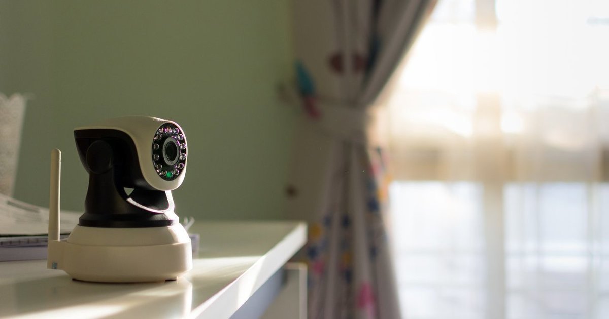 Kamera svetainėje atskleidė skaudžią tiesą: vyrą su aukle žmona užfiksavo dukrai žiūrint televizorių