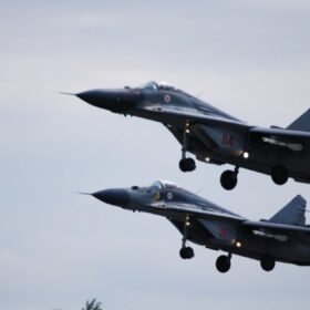 Karo scenarijus ir santaupos: ekonomistas įvardijo, kiek grynųjų verta turėti namuose