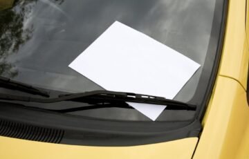 Kaimyno kerštas pribloškė Kristiną: raštelis ant paauglio automobilio buvo priklijuotas superklijais