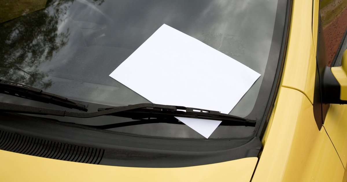 Kaimyno kerštas pribloškė Kristiną: raštelis ant paauglio automobilio buvo priklijuotas superklijais