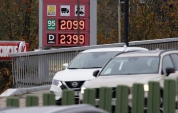 Degalų kaina gali šokti iki 4 eurų: ekonomistai atskleidė, kodėl valdžiai brangimas gali būti parankus
