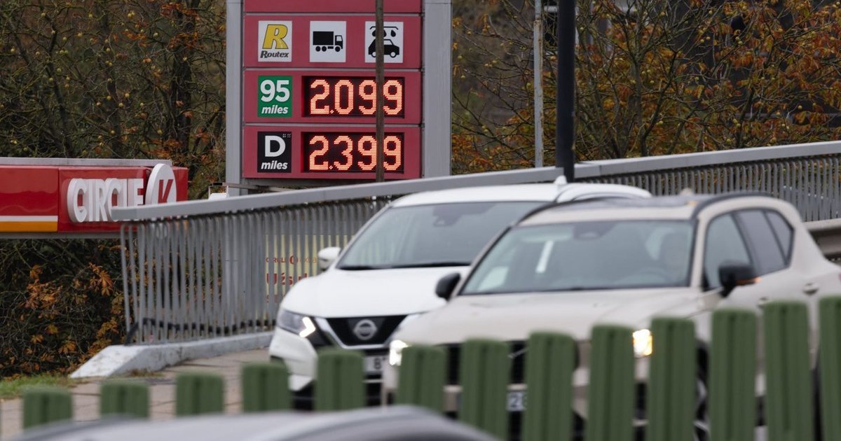 Degalų kaina gali šokti iki 4 eurų: ekonomistai atskleidė, kodėl valdžiai brangimas gali būti parankus