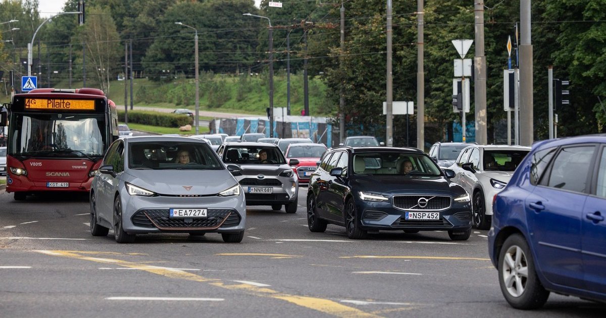 Degalų kainos verčia perskaičiuoti pasirinkimus: kuris automobilis gali sutaupyti tūkstančius eurų