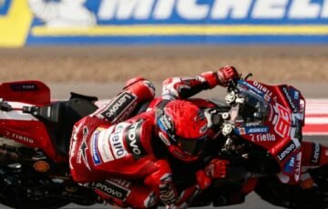 Chaosas pirmajame posūkyje: „Aprilia“ griūtis iškėlė Marcą Marquezą į čempionato viršūnę
