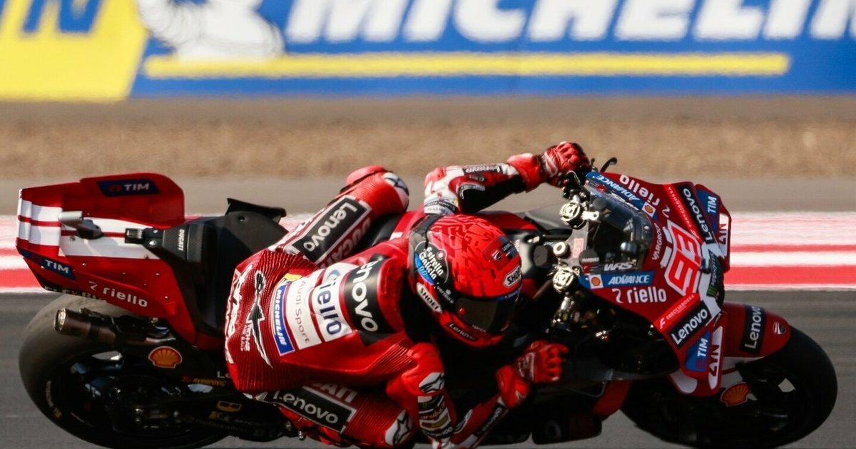 Chaosas pirmajame posūkyje: „Aprilia“ griūtis iškėlė Marcą Marquezą į čempionato viršūnę