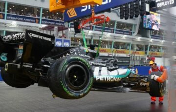 Singapūre viską apvertė liūtis ir avarijos: „McLaren“ susidūrimas atvėrė kelią Verstappenui