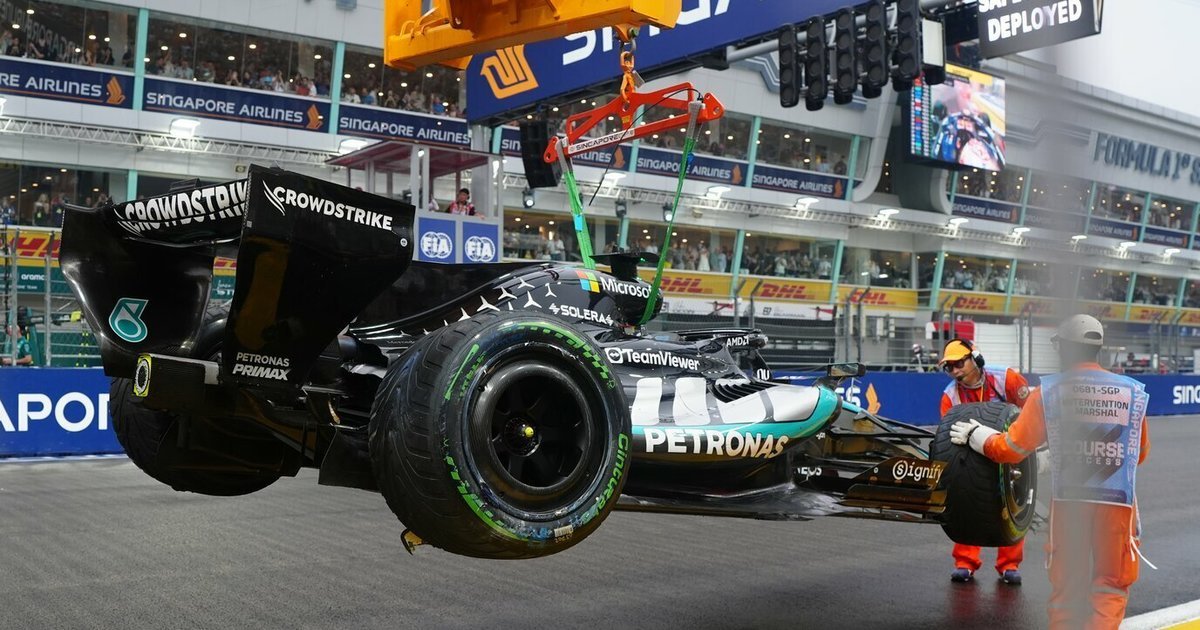 Singapūre viską apvertė liūtis ir avarijos: „McLaren“ susidūrimas atvėrė kelią Verstappenui