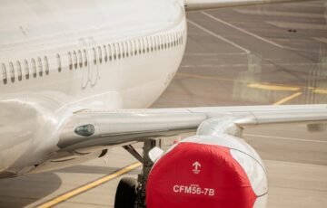 Drama „Lufthansa“ reise: keleivį nuo lėktuvo durų teko atitraukti jėga