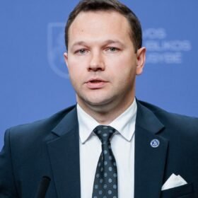 Savivaldybės vilioja pareigūnus tūkstančiais: kai kur siūloma net 10 tūkst. eurų išmoka