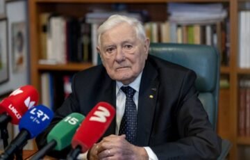 Skubi operacija 99-erių Valdui Adamkui: medikai pranešė, kaip jis jaučiasi dabar