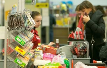 Pasibaigusio galiojimo prekės prekybos tinklų lentynose: „Rimi“ pripažino klaidą, paaiškėjo ir situacija „Iki