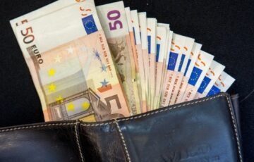 Savivaldybės vilioja pareigūnus tūkstančiais: kai kur siūloma net 10 tūkst. eurų išmoka