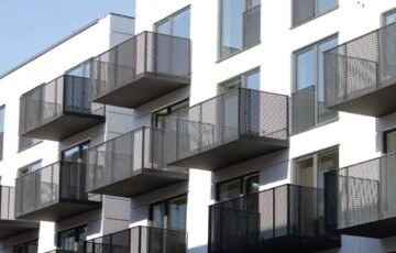 Langai gali tapti mirtina kliūtimi paukščiams: paprasti sprendimai, kurie sumažina susidūrimų riziką
