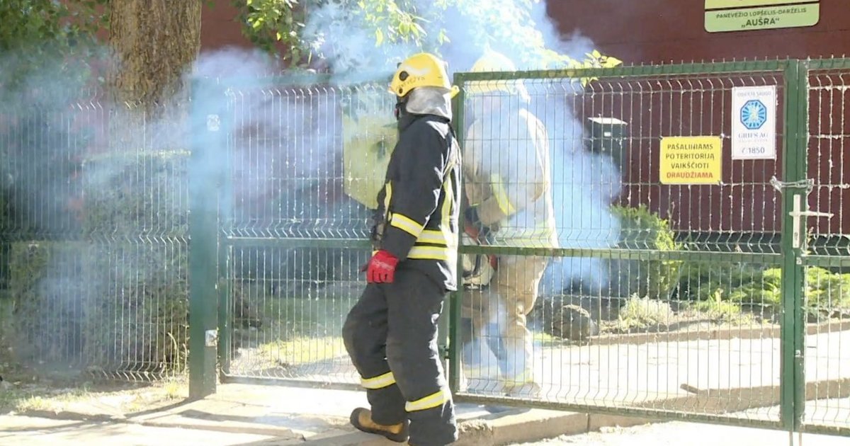 Užrakintas darželis slėpė dramą: praeiviai prie tvoros aptiko sukniubusį vyrą