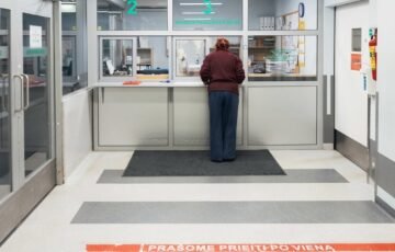 Reformos šešėlis virš pacientų: medikai perspėja apie dar ilgesnes eiles ir vėluojantį gydymą