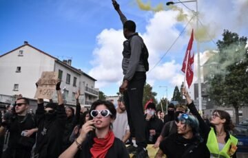 Prancūzijos mokyklas paralyžiavo protestai: uždaryta beveik 400 įstaigų, sulaikyta apie 2 tūkst. žmonių