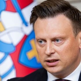 Paukščiai masiškai trenkiasi į langus: paprasti sprendimai gali išgelbėti jų gyvybes