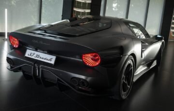 Alfa Romeo“ sulaužė raudonos spalvos tradiciją: vienas iš 33 „33 Stradale“ stebina matomu anglies pluoštu