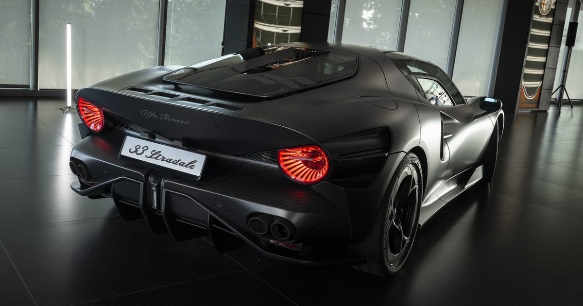 Alfa Romeo“ sulaužė raudonos spalvos tradiciją: vienas iš 33 „33 Stradale“ stebina matomu anglies pluoštu