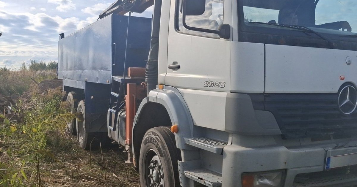 Sunkvežimis sustabdytas Vilniuje: tarp išverstų statybinių atliekų aptiktas šiferis