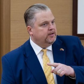 Vėjas priartėjo prie katastrofinės ribos: pajūryje fiksuojama audros žala ir ribojama laivyba