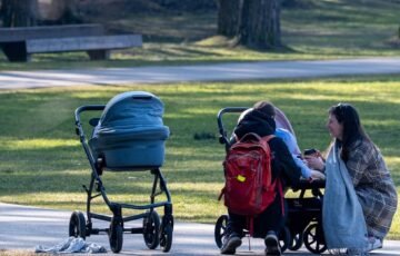 Didesnės išmokos žadamos šeimoms: kodėl ekspertai abejoja, ar tai sustabdys gimstamumo kritimą