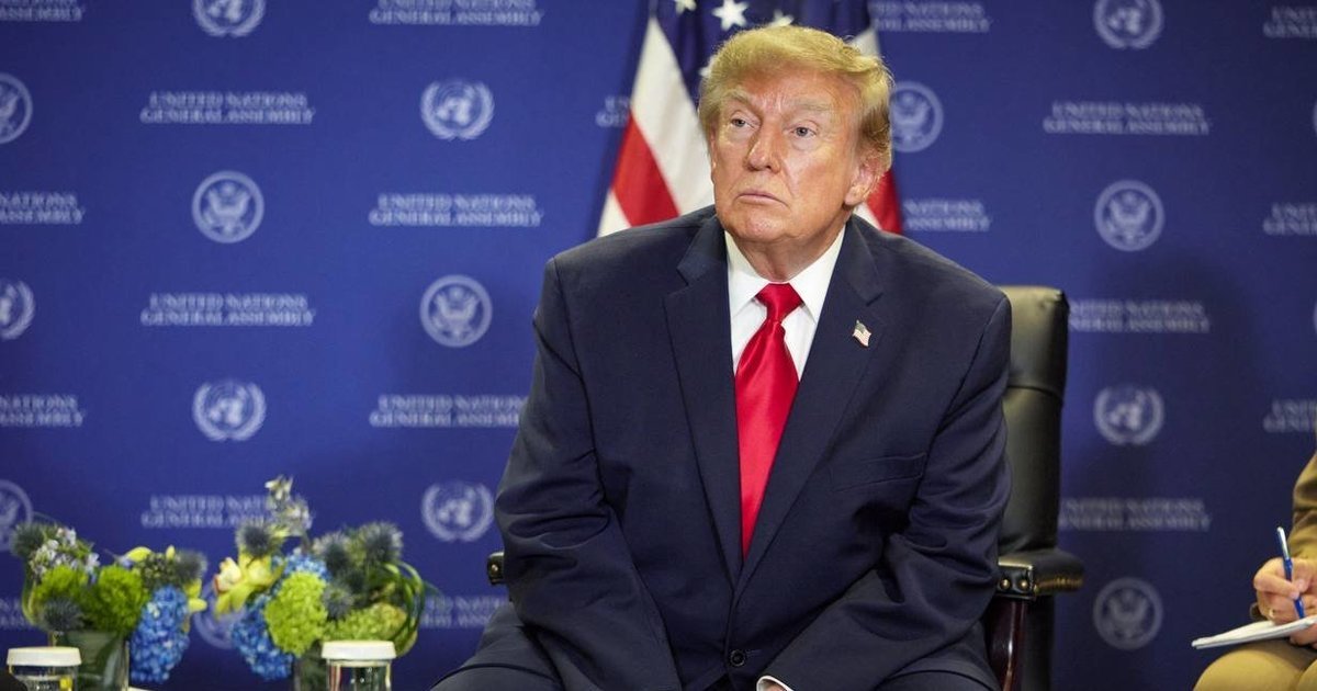 Trumpas smogė Zelenskiui: paragino Ukrainą rinktis naują prezidentą