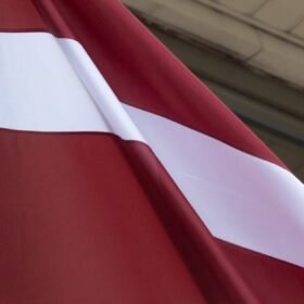 Sunkvežimis sustabdytas Vilniuje: tarp išverstų statybinių atliekų aptiktas šiferis