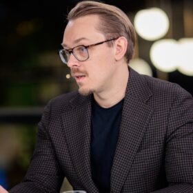 Pajūrį talžo stichinė audra: vėjo gūsiai sieks net 30 m/s